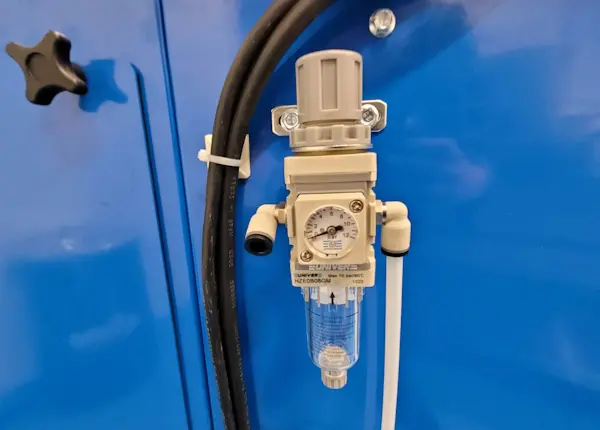 Deze persluchtmeter zorgt dat er constant 4 bar op de filterreiniging staat